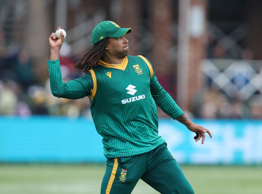 Hamstring curse strikes again: Tony de Zorzi limps off as Aussies set ...