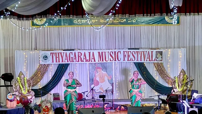  Mikashnee Naidoo and Sayuri Naidoo from the P&Y Kalakendra rendered Bharatanatyam at the festival. 