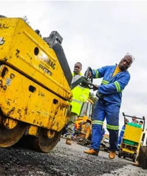 Traditional leader of Inadi, Inkosi Vusizwe kaSondelani Zondi, has ordered the suspension of the tarring of the D2605 and D1134 roads in the area until community grievances surrounding the multi-million-rand project are addressed.
