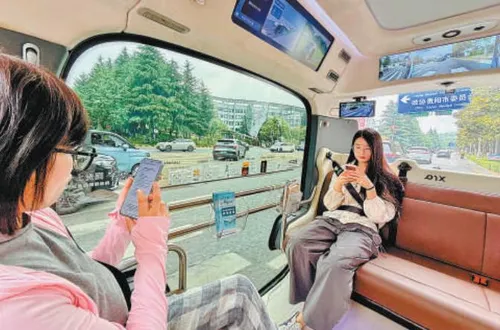 Driverless minibuses serve as mobile libraries in Guiyang, Southwest China