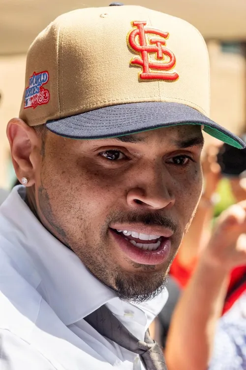 Chris Brown avoids jail over London nightclub brawl