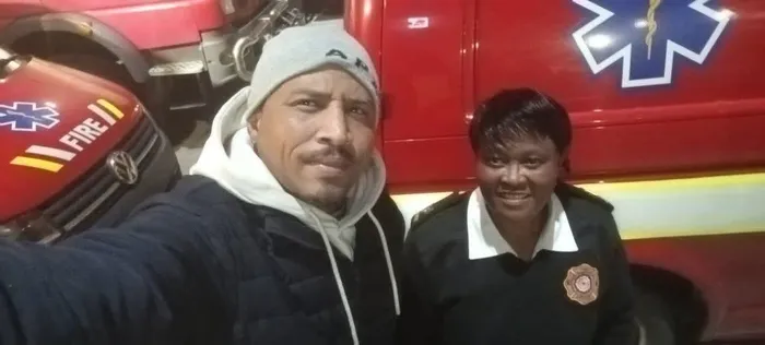 Nathan Gardiner, a resident from Eersterivier, expresses his gratitude to officers Pamela Zotwa.