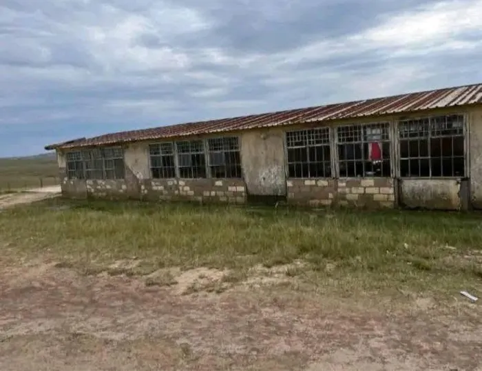 Abantwana baqhankqalazela isikolo sabo esidlakadlaka eDutywa