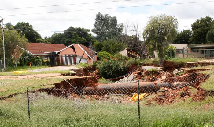 The huge sinkhole in Clifton Avenue, Lyttelton Manor, is threatening to swallow two neighbouring houses that are already severely damaged. Picture: Jacques Naude African News Agency (ANA)