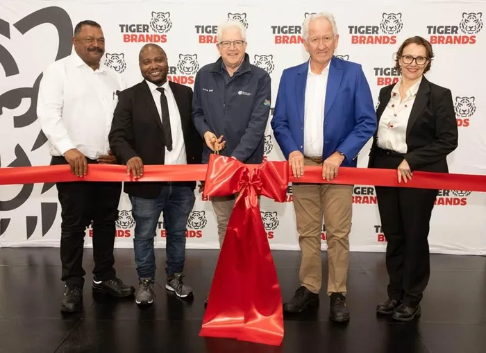 From left: Roger Schierhout, Plant Manager Paarl Culinary, (far left); Dumo Mfini, MD Culinary Tiger Brands; with Premier of the Western Cape, Alan Winde, and Tjaart Kruger, CEO Tiger Brands (middle); and Werna Oberholzer, Chief Corporate Affairs and Sustainability Officer, Tiger Brands