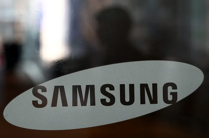 Samsung has introduced the ISOCELL HP1, the industry's first 200-megapixel (MP) image sensor with 0.64im pixels, and ISOCELL GN5, the first image sensor to adopt all-directional focusing Dual Pixel Pro technology with two photodiodes in a single 1.0im pixel. Photographer: SeongJoon Cho/Bloomberg