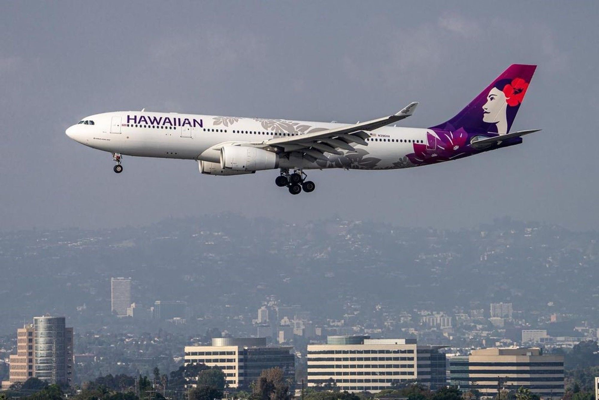 36 passengers injured during turbulence on Hawaiian Airlines flight(00)