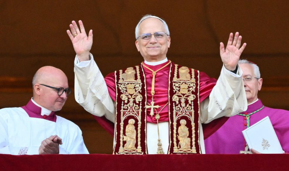 Pope marks first Easter under cloud of Mideast war