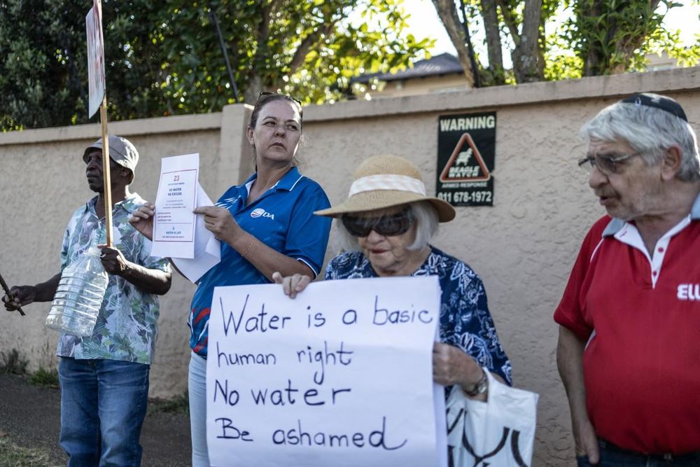 Desperate Johannesburg residents protest as taps run dry