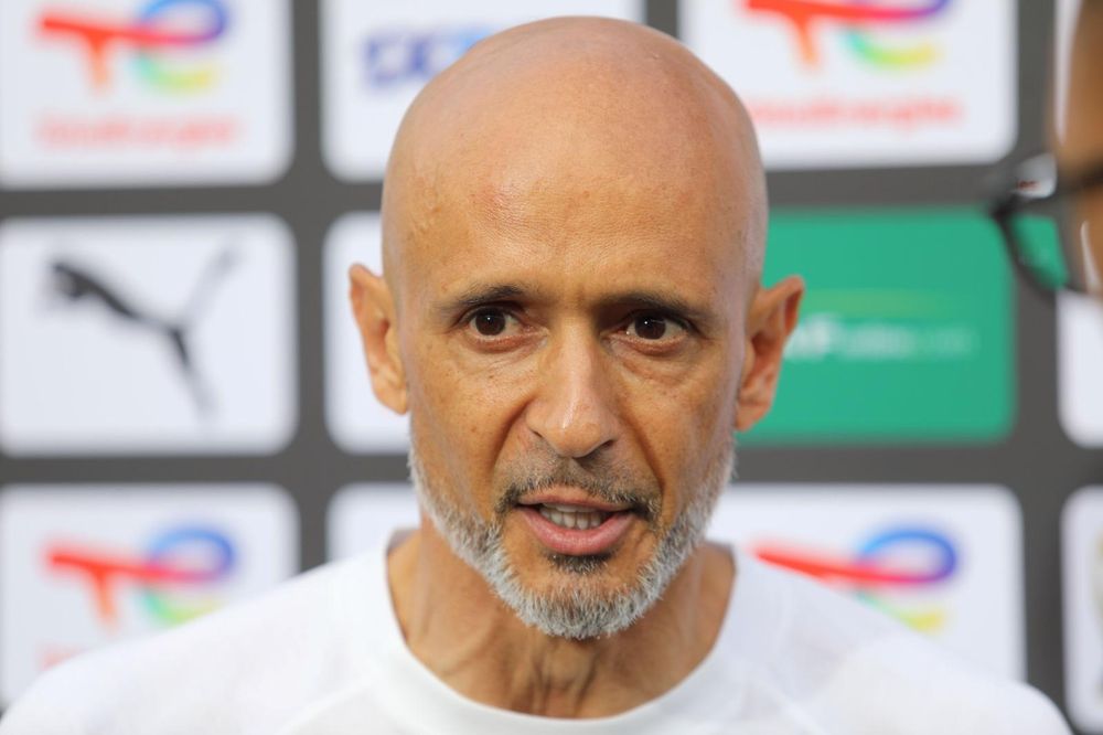 Mamelodi Sundowns coach Miguel Cardoso outsmarts MC Alger's Rulani Mokwena in fiery Loftus Versfeld showdown