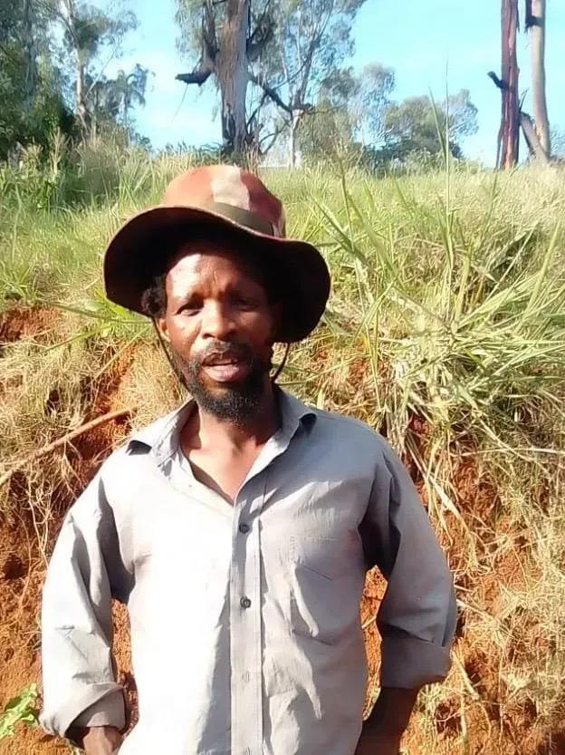 Unyana akayingeni eyokungcwaba uyise ongazange amondle ephila