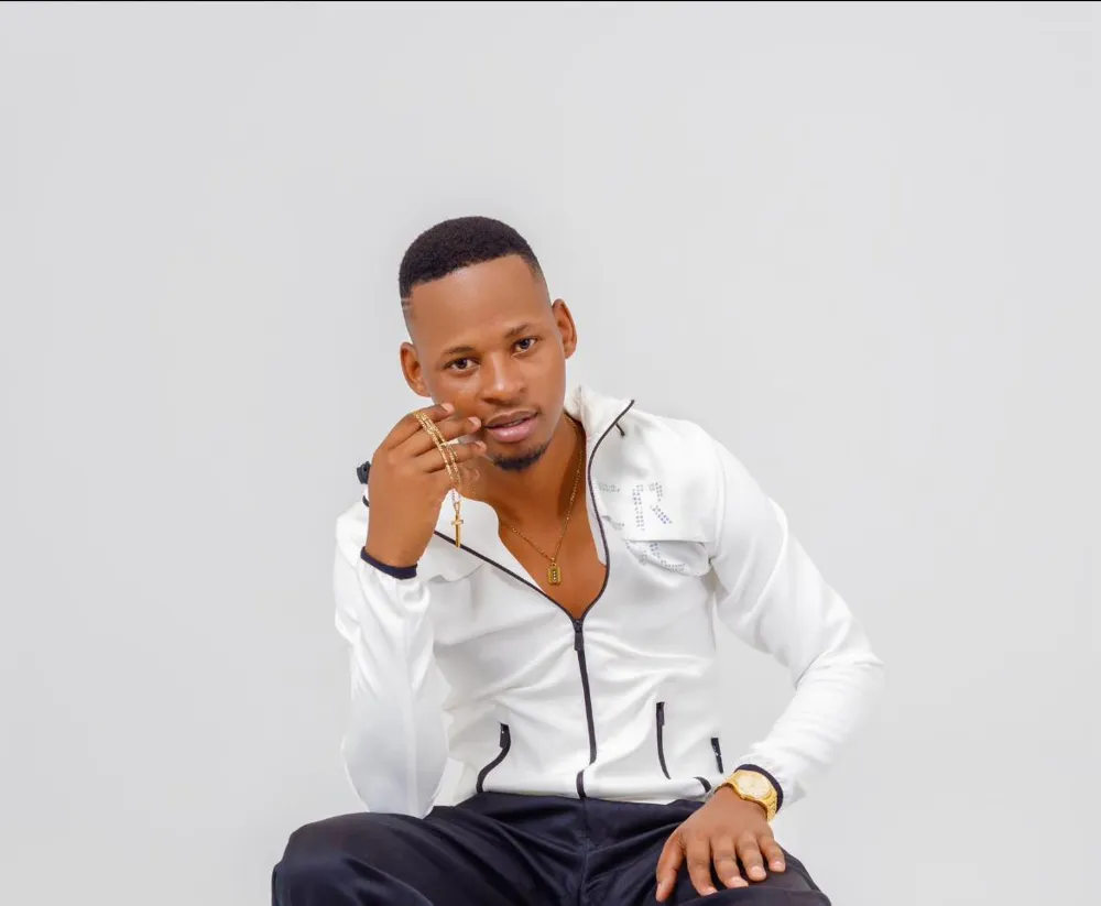 UMjolisi ubaqumbe phansi ngama-likes kwiGcwalisa