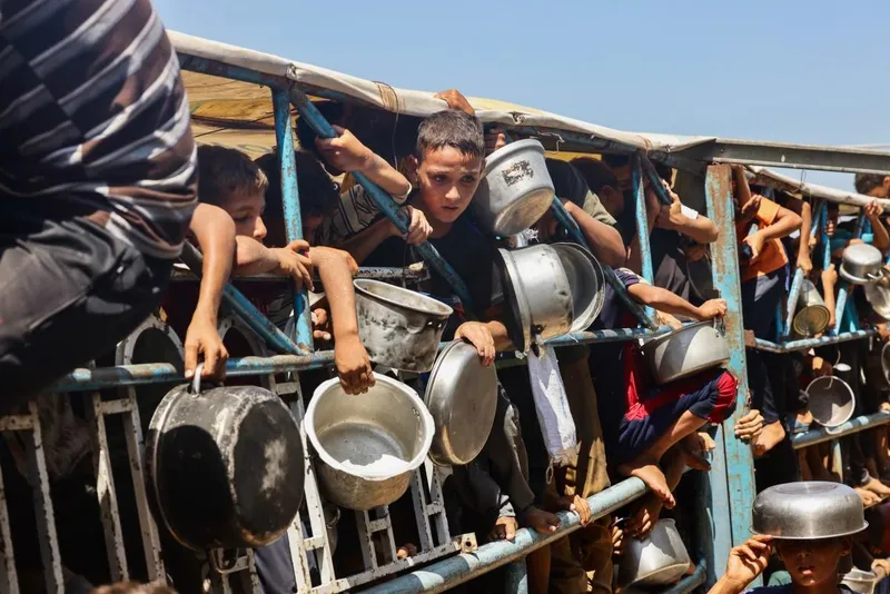 Starvation crisis in Gaza: Aid workers join the food lines
