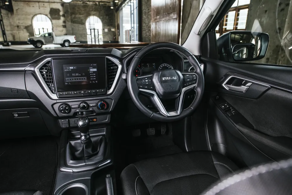 2022 Isuzu D-Max interior LS