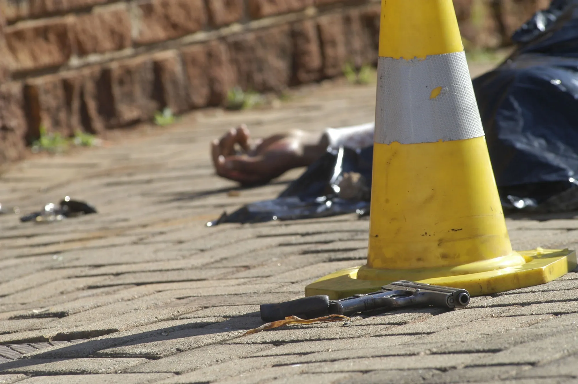 Alleged armed robber shot dead during gunfight with cops, 13-year-old boy and police officer injured - Vimarsana News