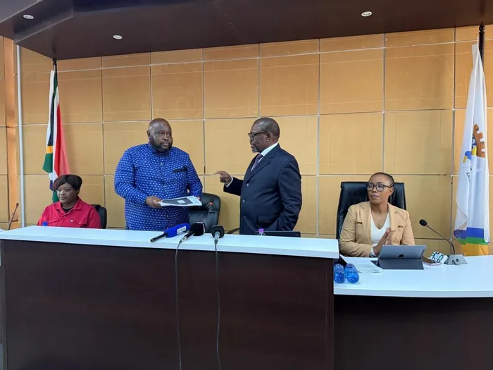 Finance Minister Enoch Godongwana officially handed over the Financial Recovery Plan (FRP) to Ditsobotla Local Municipality Mayor, Molefe Morutse on Friday.
