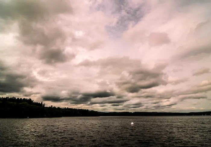 The video has circulated online, drawing attention to a rare but natural atmospheric phenomenon.
