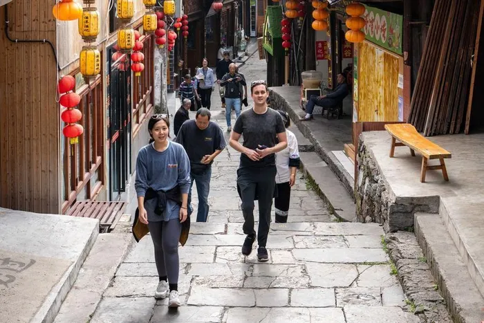 People visit the Furong Town scenic spot in Yongshun County, Xiangxi Tujia and Miao Autonomous Prefecture, central China's Hunan Province, November 7, 2024. 