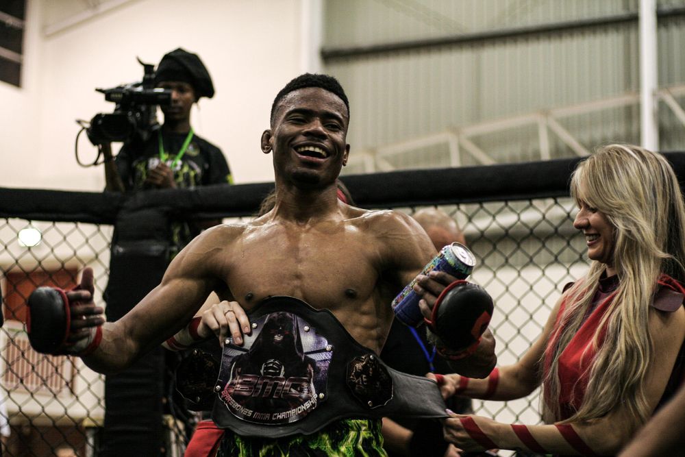 Barebones MMA 10 livre une nuit d'action amateur à haute intensité