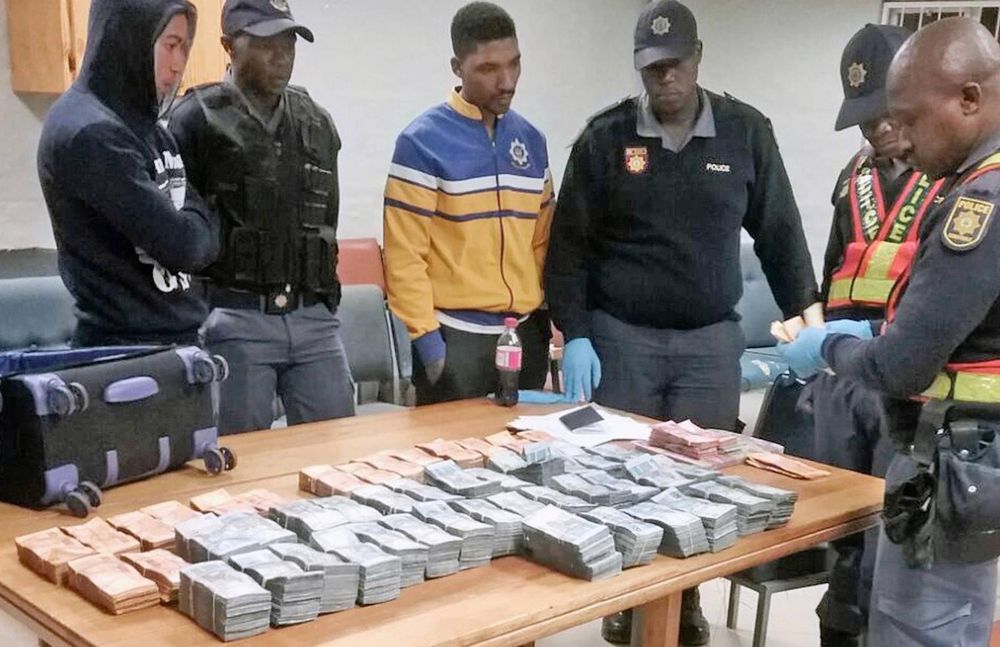 Two busted on N1 with boot full of cash