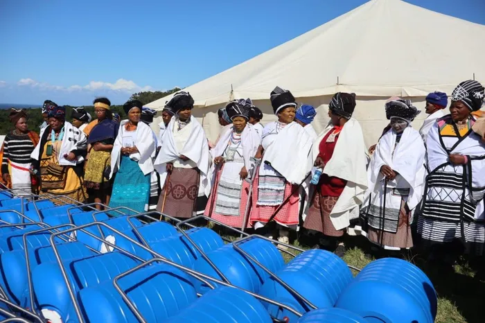 Uluntu lwaseCwebe luxhotyiswe ngamatanki amanzi aqhutywayo