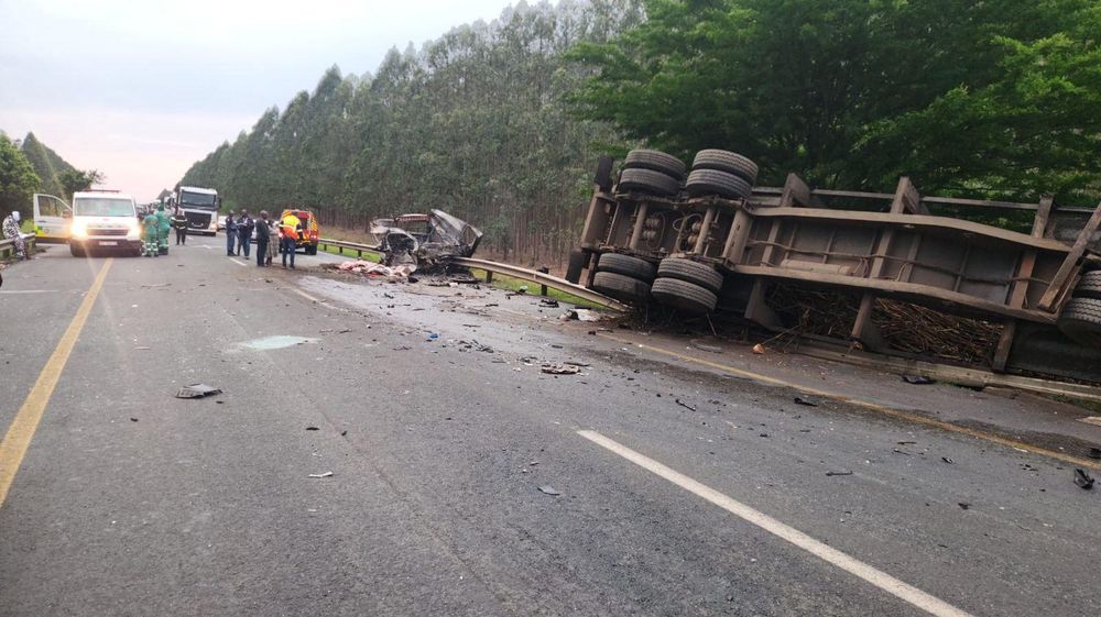 11 killed in head-on collision between taxi and truck on N2 in northern KZN - IOL