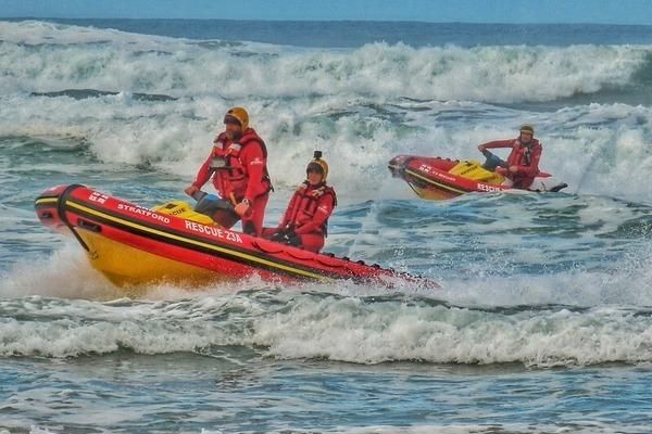 Wilderness father dies after entering sea to help rescue teenagers