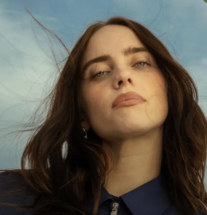 During a recent appearance on Amy Poehler’s ‘Good Hang’ podcast, pop sensation Billie Eilish spoke out against intense societal pressures. She championed the importance of keeping inherited family features, standing in opposition to the growing trend of cosmetic surgery-induced uniformity.