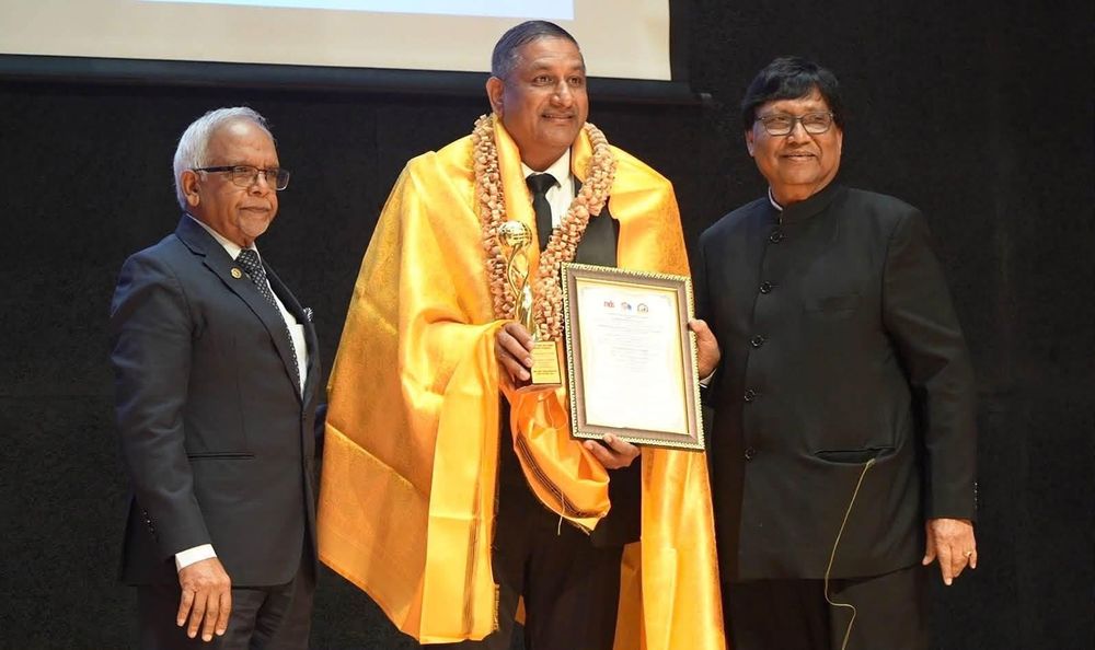 Karthi Moothsamy and Saantha Naidoo receive Crown Jewel awards in Mauritius - IOL