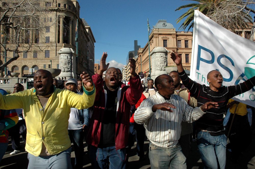 Thousands of public servants set to down tools in protest of 3% increase