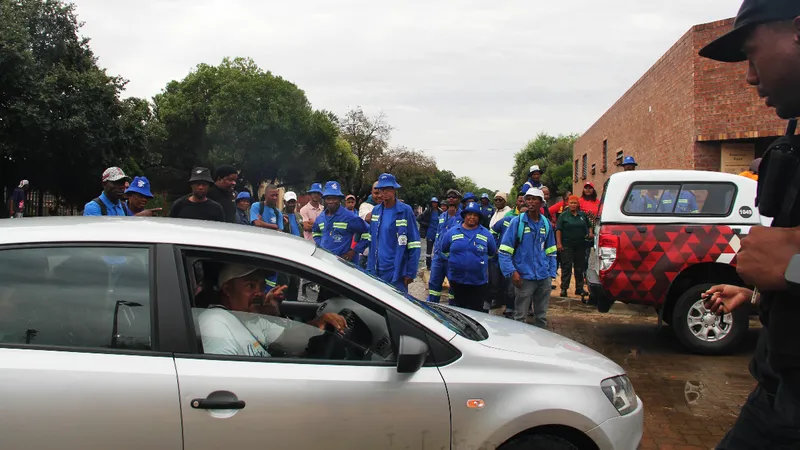 The ‘puppets will dance’ while the ‘royal mess’ continues at Sol Plaatje Municipality