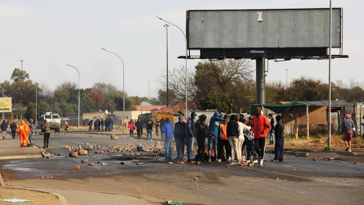 Galeshewe protest blocks road over service delivery failures