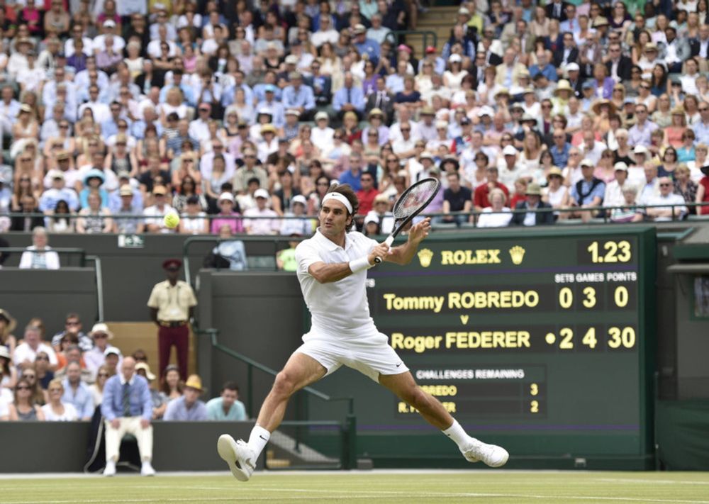 Federer casts aside Robredo