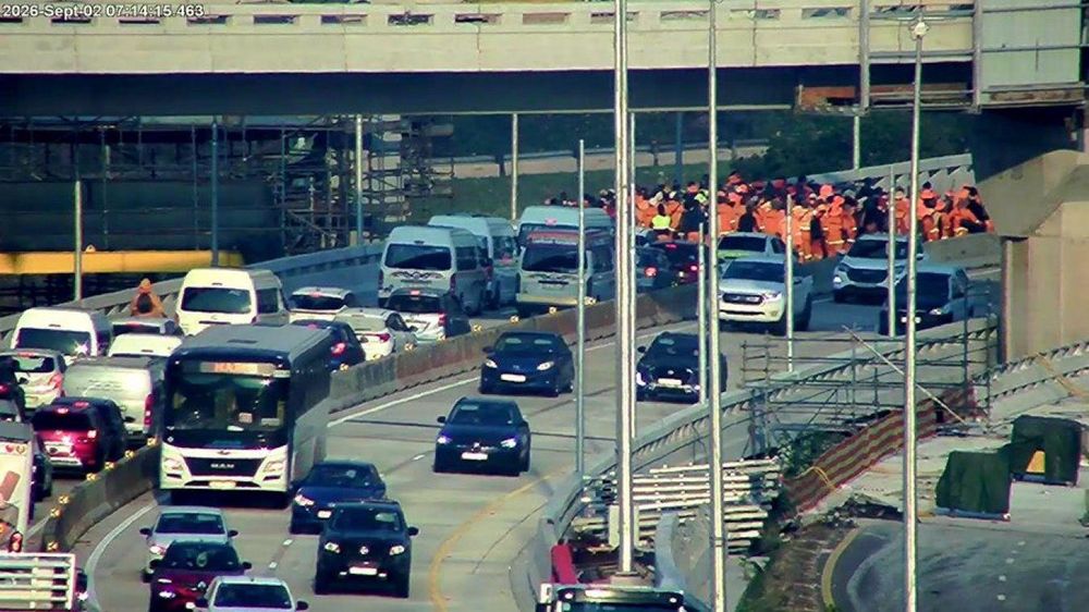 N3 blockiert, da Bauarbeiter am Spaghetti Junction in Durban die Arbeit ...