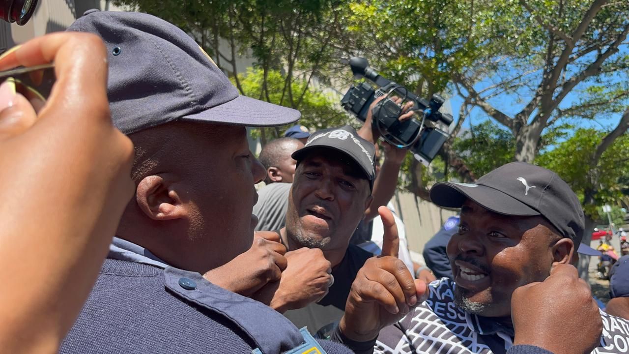 Khayelitsha protesters clash with police after Cape Town Mayor refuses to ...
