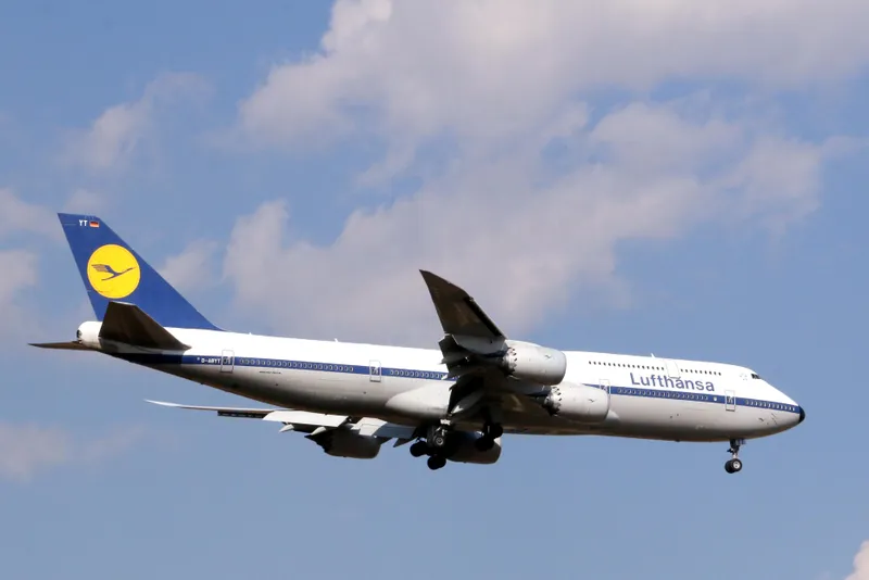 Lufthansa, Cathay extend Mideast flight suspensions due to war