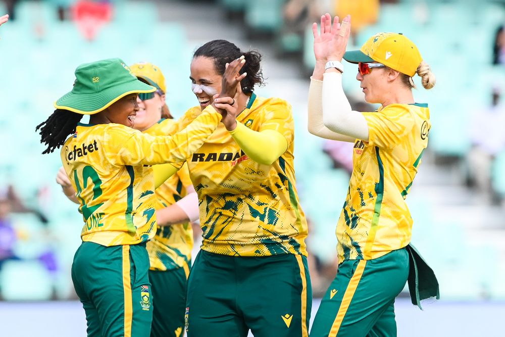Suné Luus hails Keshav Maharaj’s ‘masterclass’ sessions after Proteas Women sail into a 2-0 lead