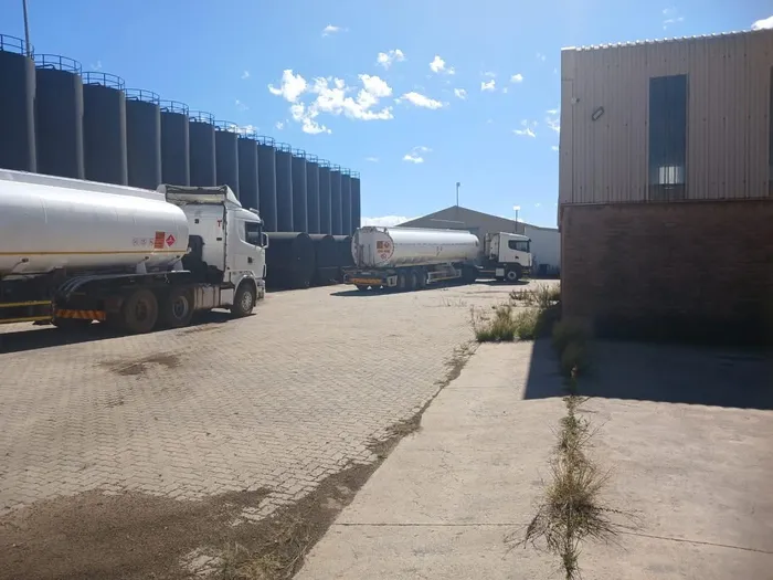 Abasolwa bafike namaloli bezokweba uphethiloli eMeyerton