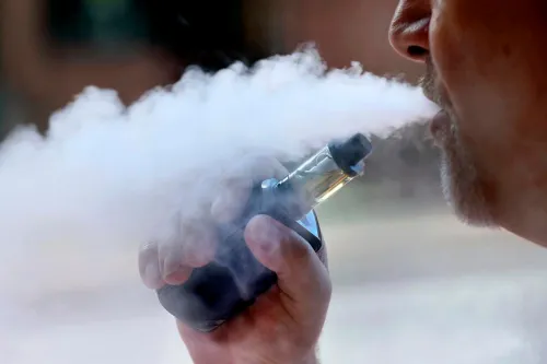 Vaping while still smoking unlikely to help quitters: study