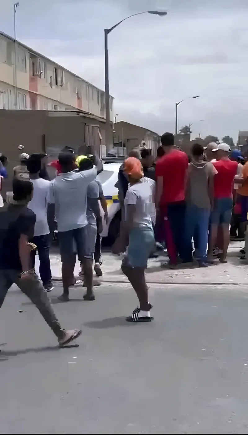 Mayhem as residents clash with police during Manenberg shootout