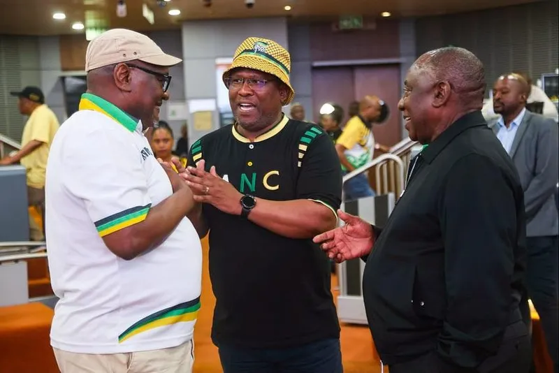 Ndigxotheni ukuba niyafuna, kuthiwa utshilo uRamaphosa ozigqogqe iindlebe iinkokeli zeANC!