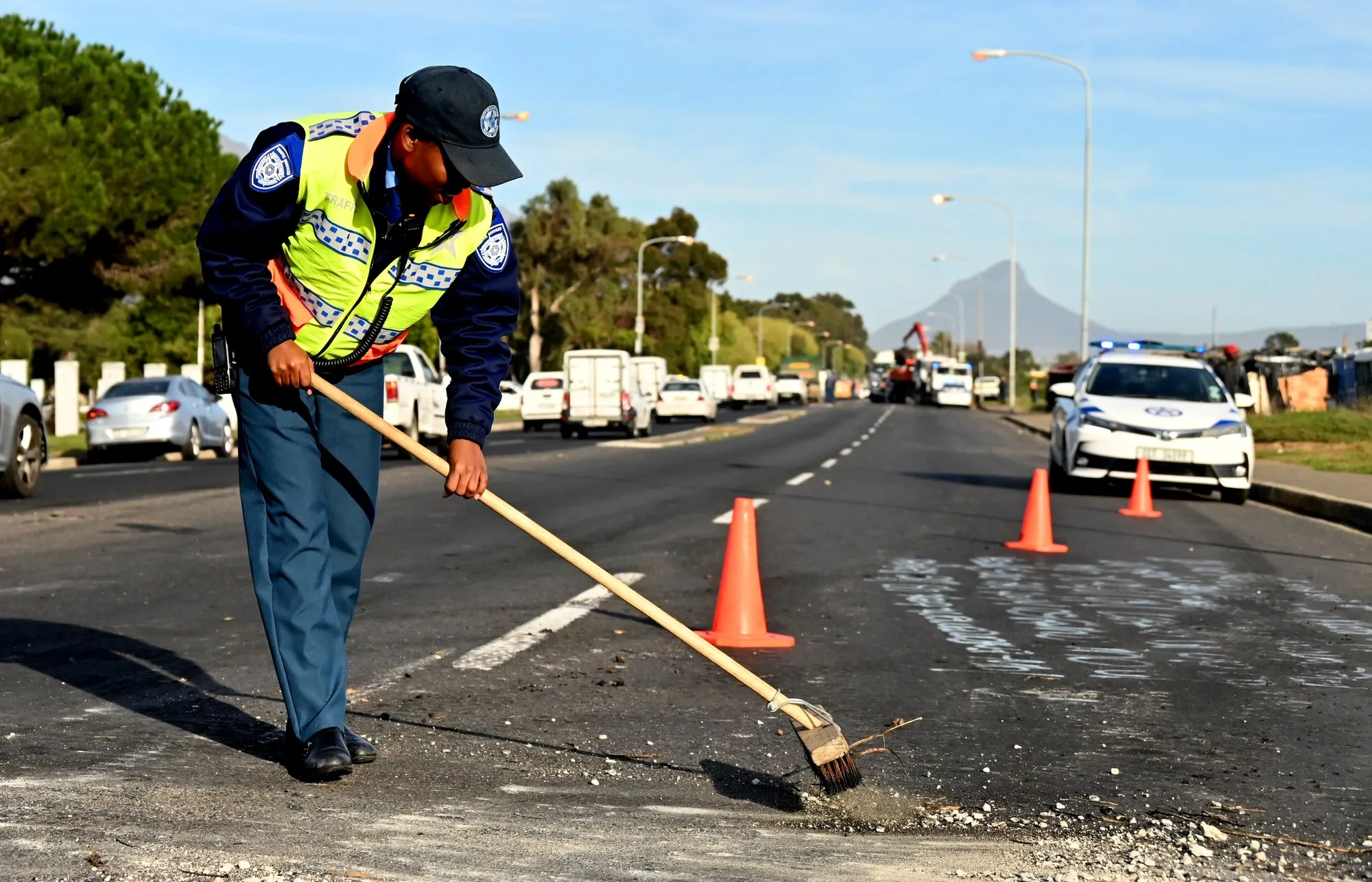 Gate 7 informal settlement residents block Voortrekker Road demanding City services - Vimarsana News