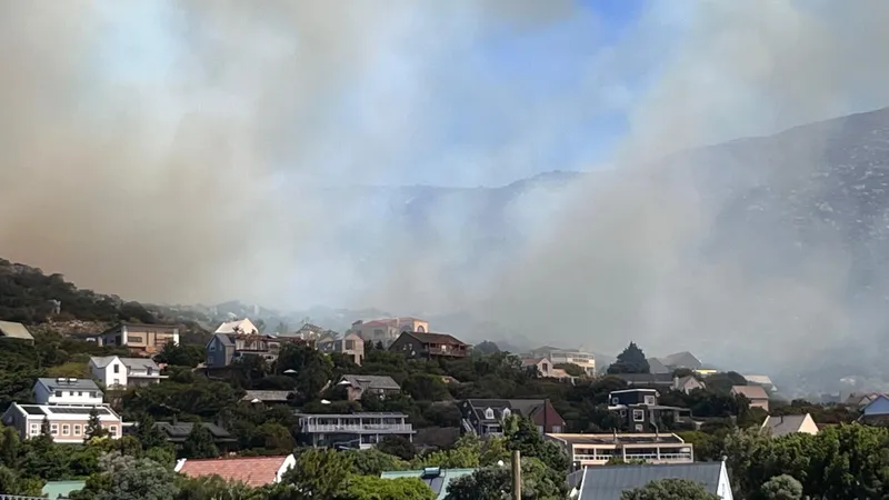 Firefighters battle blaze along Glencairn Expressway