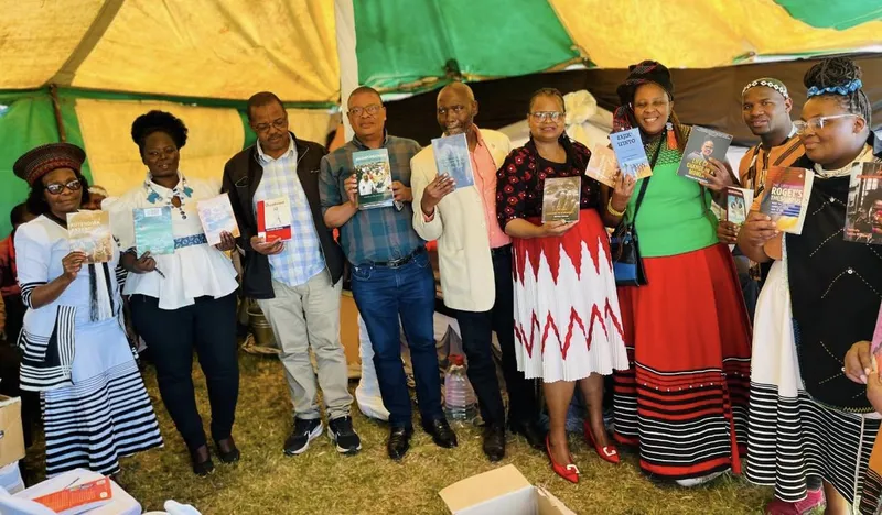 Basabele abaninzi kwisikhalo setitshala eyayicelela isikolo sayo esisezilalini ithala leencwadi