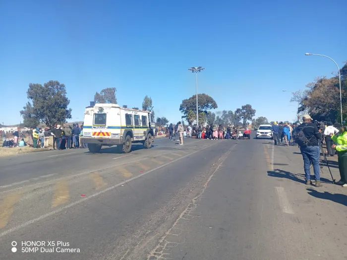 On Friday, following the death of two community members, the residents of Ratanda near Heidelberg took to the streets protesting against poor water services in the area