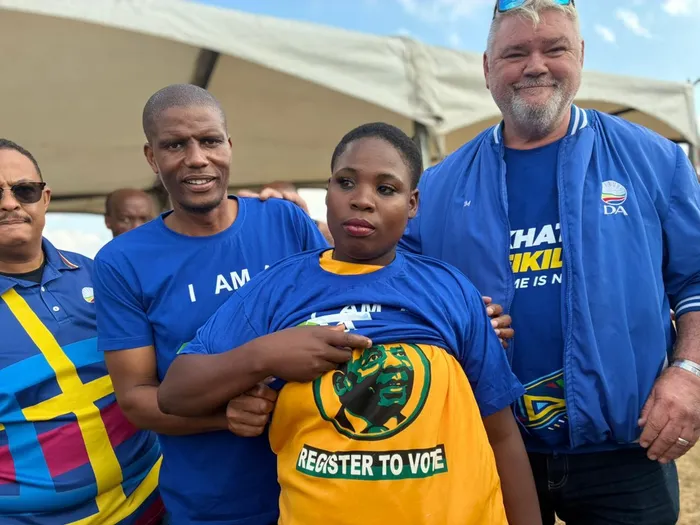 DA KwaZulu-Natal leader Sithembiso Ngema and the party's Durban North constituency head, Tim Brauteseth, welcomed new members who claimed to be from the ANC. 