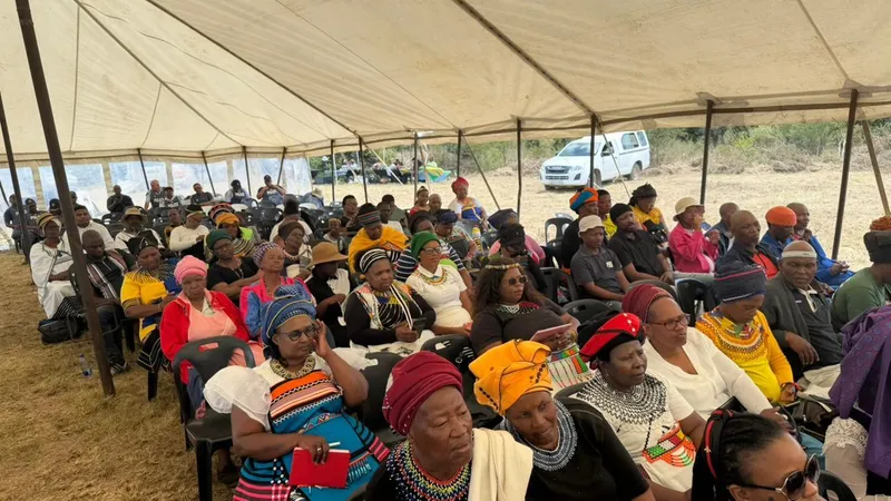 Asimfuni uceba waseMdantsane, ulandelwa ngamatyotyombe, atsho amafama eNxarhuni