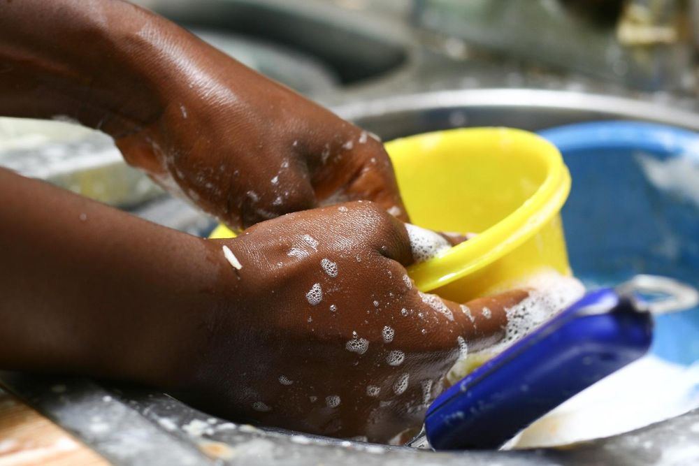 How to get rid of stubborn smells in plastic food containers