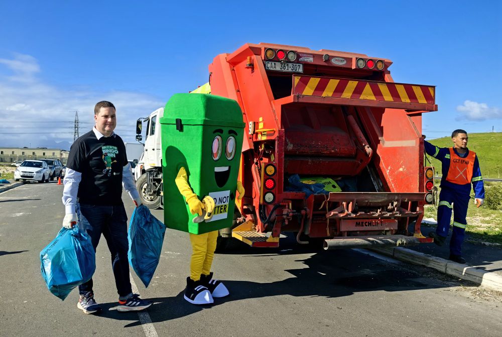 Mayor mucks in with Cape Town spring clean
