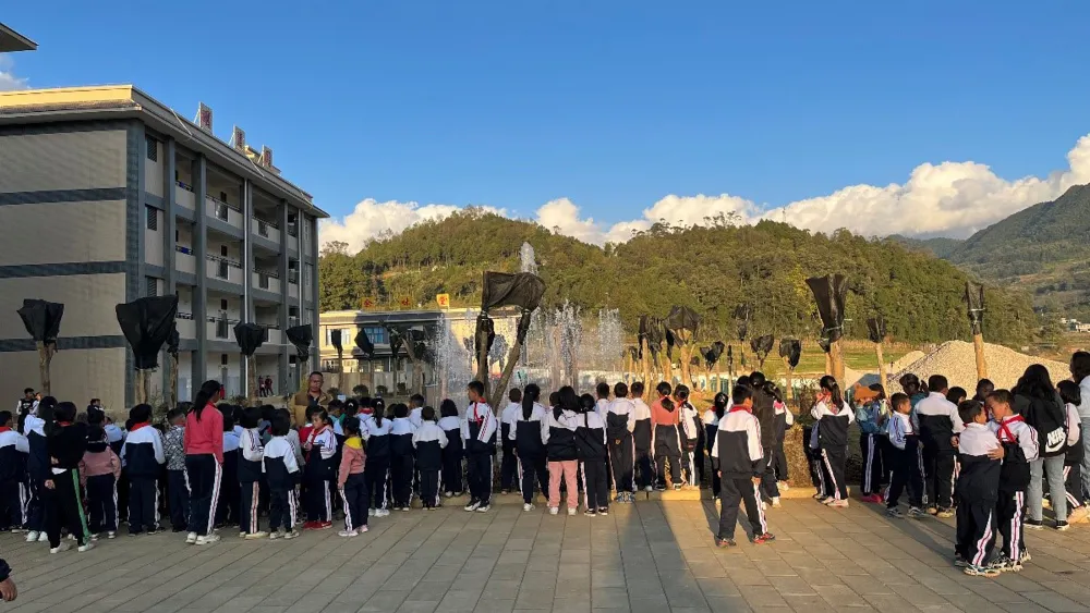 Photo taken on December 1, 2021, shows students gathering in front of the artificial fountain on the new campus. (People's Daily Online/Meng Bin)